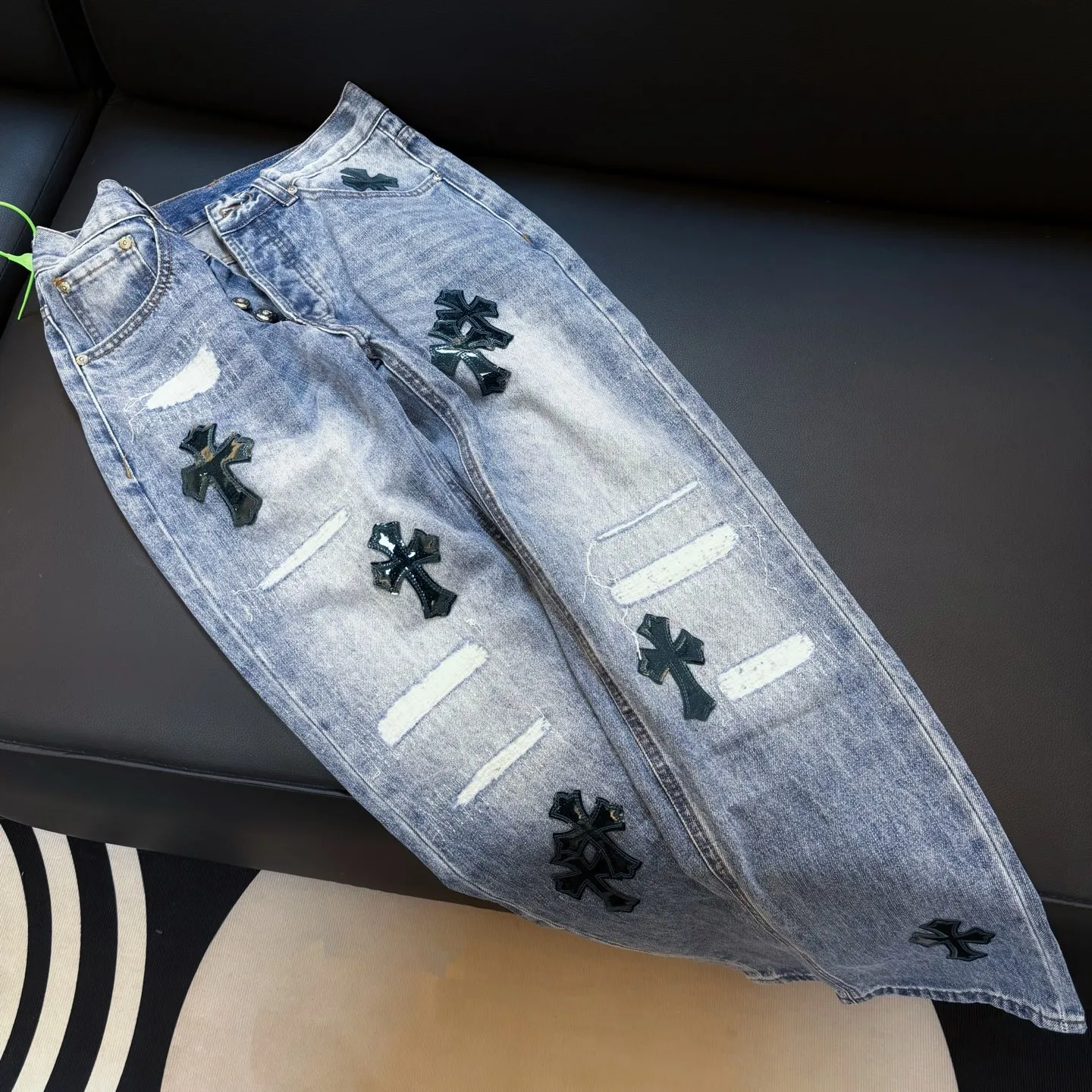 P300 style number: D353 ⭐️Chromehearts washed blue ripped starry sky🌃leather jeans ceiling-level jeans hard to find at the counter‼ ️About Zangyin✅This is an extremely luxurious fashion brand that can also be called the aristocracy of the high street. It has always been an exclusive brand for some hipsters or rich second generations. The color of this model is already very eye-catching by using a unique washed material. It is decorated with pink patch cross flowers, which cleverly highlights the charm of the brand. Secondly, this model adopts a classic high-waist cut design, which highlights the long legs and fashionable temperament of the upper body. The brand is highly recognizable and the slim-fitting configuration is more suitable for daily wear. The personality will be fashionable and the specifications can be seen at a glance. Materials and technology ✅ Needless to say, this point goes without saying. As an excellent craftsman brand, Zangyin's requirements for details and craftsmanship are really perfect. The washed color of this model has gone through a lot of processes, not to mention the embellishment of the denim appliqués. It is also purely handmade and sewn. Just like what they believe in, only handmade things have soul and have the meaning of wearing. A top-notch heavy-duty fashionable denim item, recommended by both hands‼ ️ Size: 28, 30, 32, 34, 36 (S-XXL) Color: Washed light blue Size reference: Pants length 100 102 104 106 106 Waist 72 76 80 84 88 Recommended weight S (about 110 pounds) M (about 120 pounds) L (about 140 pounds) XL (about 165) XXL (around 185)